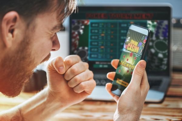 Tampilan utama4d platform mobile dan desktop dengan tema neon berwarna pink
